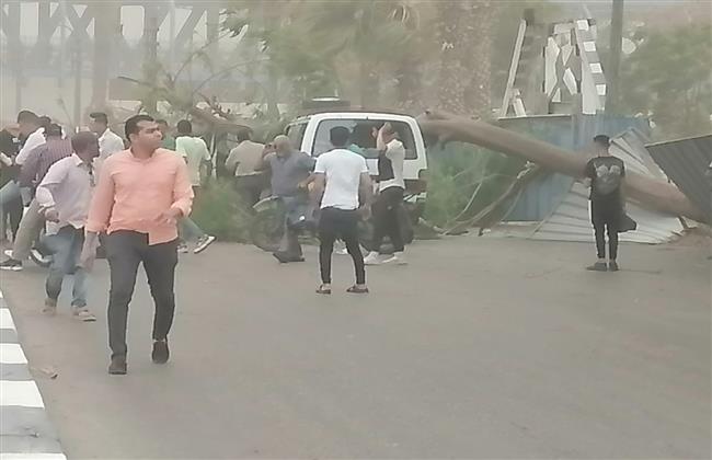 شاهد اللحظات الأولى لسقوط شجرة على ميكروباص بكورنيش النيل.. ووقوع مصابين