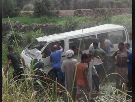 إصابة 8 أشخاص في انقلاب سيارة ميكروباص بقرية الشطبية في نجع حمادي 