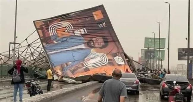 مصرع سائق وإصابة 4 أشخاص في سقوط لافتة إعلانات بكوبري أكتوبر