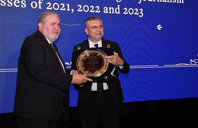 الجامعة الأمريكية تمنح جائزة "الإنجاز مدى الحياة" للإعلامي عمرو الليثي