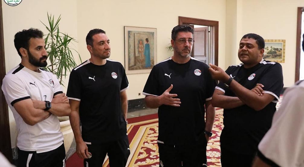 فيتوريا يستقبل لاعبي منتخب مصر استعداداً لمباراة غينيا