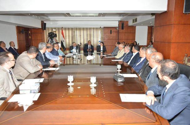 أكاديمية البحث العلمي ومركز تحديث الصناعة تسلم عقود 8 مشروعات بحثية