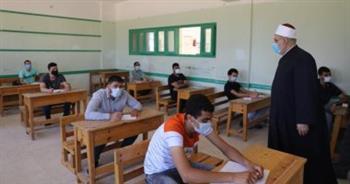 طلاب القسم العلمي يؤدون امتحانات الشهادة الثانوية الأزهرية في اللغة الانجليزية دون مشاكل