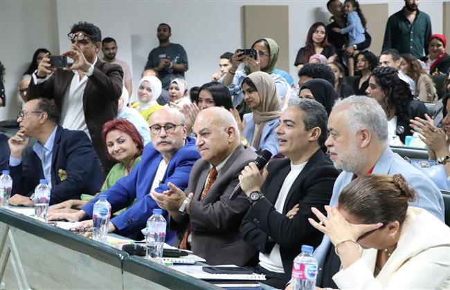 طارق سعده يُحكم مشروعات التخرج للأكاديمية الدولية لعلوم الإعلام