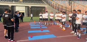 صبحي يؤازر لاعبي المنتخب الوطني والجهاز الفني استعداداً لمباراة غينيا 