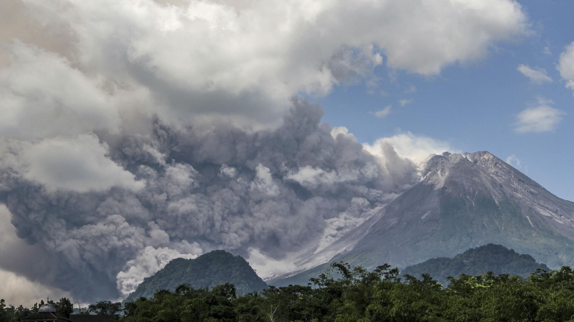 آلاف الأشخاص يلجأون إلى مراكز إيواء بسبب ثوران بركان "جبل مايون" في الفلبين