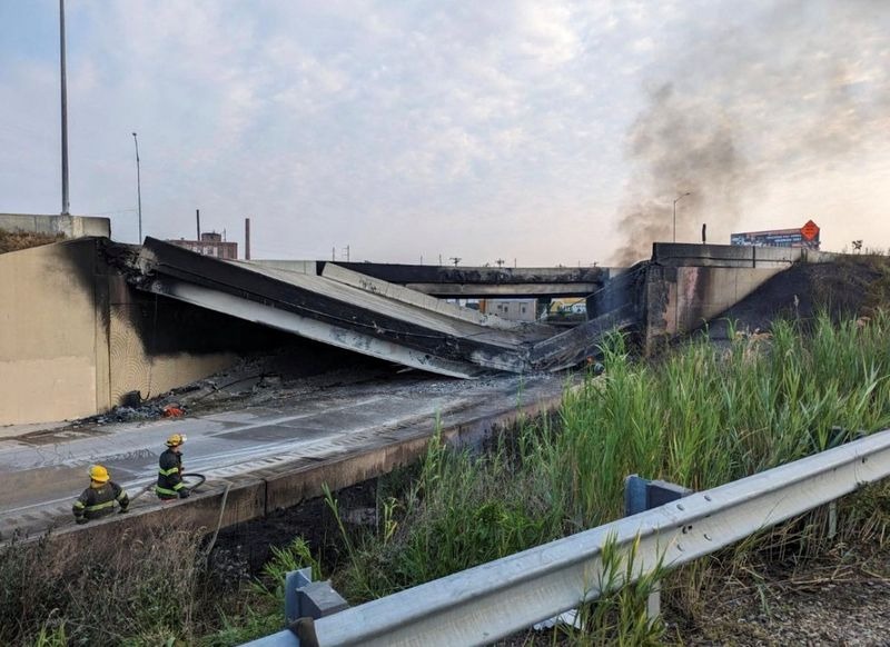 حريق يؤدي لانهيار الطريق الرئيسي في فيلادلفيا الأمريكية