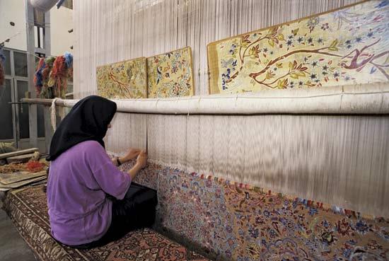 تدريب سيدات شمال سيناء على تصنيع السجاد اليدوي بمشروع المرأة المعيلة