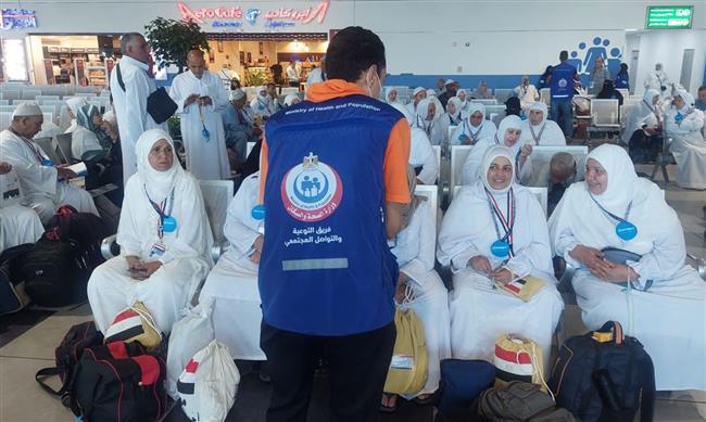 الصحة: توزيع الحقائب وتقديم التوعية الصحية لـ845 حاج في مطار القاهرة الدولي