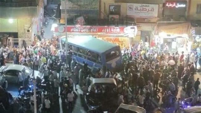 وسط حالة من الهلع.. أتوبيس يقتحم محل جزارة في عين شمس 