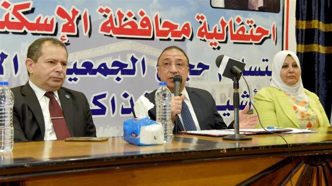 محافظ الإسكندرية يسلم ٢٦٨حاجا تأشيرات وتذاكر الحج