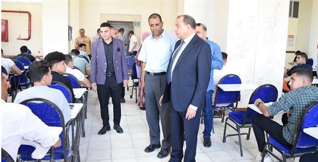 رئيس جامعة بني سويف يتفقد أعمال امتحانات الفصل الدراسي الثاني بكلية التجارة