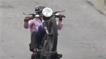    ضبط شخصين استعرضا بدراجة نارية على طريق جمصة الدولي