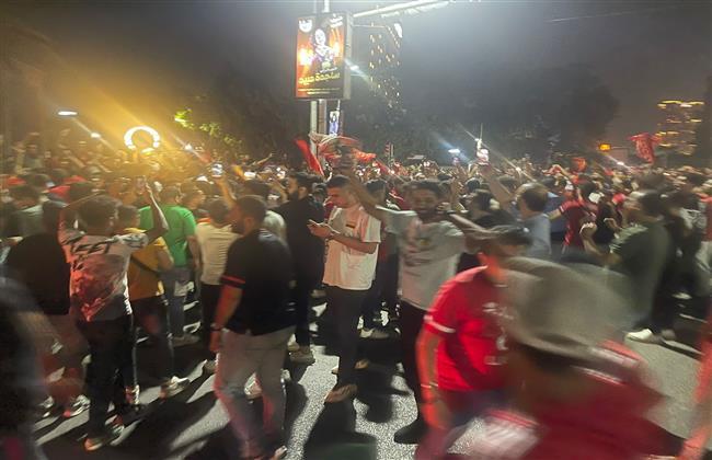 حتى مطلع الفجر.. جماهير الأهلى تحتفل فى الشوارع بالنجمة الـ11