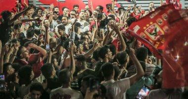 جماهير الأهلي تحتفل بالنجمة الـ11 أمام مقر النادي بالجزيرة