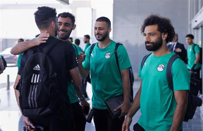 محمد صلاح يستقبل بعثة النادي الأهلي في مطار القاهرة.. بالصور