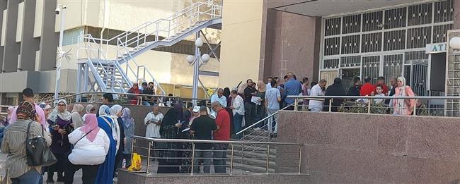 بالصور .. إقبال كبير من المواطنين على شراء كراسات شروط إسكان التعاونيات 