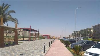استمرار أعمال الإنشاءات بالممشي السياحي الجديد شمال الأحياء بالغردقة 