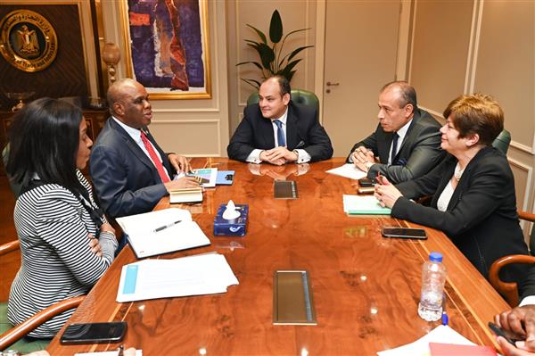 وزير التجارة والصناعة يجتمع مع وفد البنك الأفريقي للإستيراد والتصدير