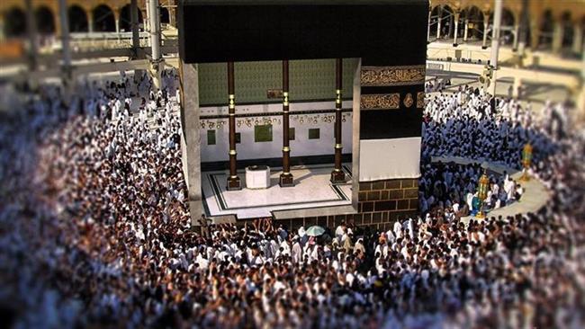 حقيقة فتح باب الكعبة المشرفة ليراها جميع المصلين من الداخل 