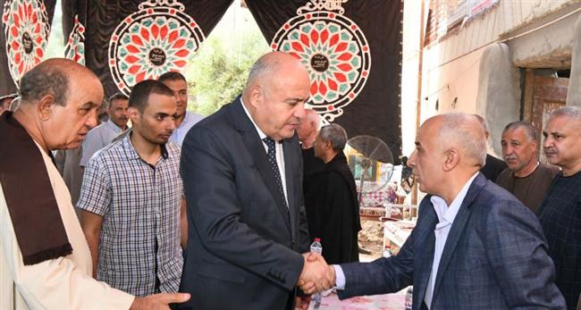 محافظ قنا يؤدى واجب العزاء في الكاتب الصحفي احمد خلف الله بمسقط رأسه