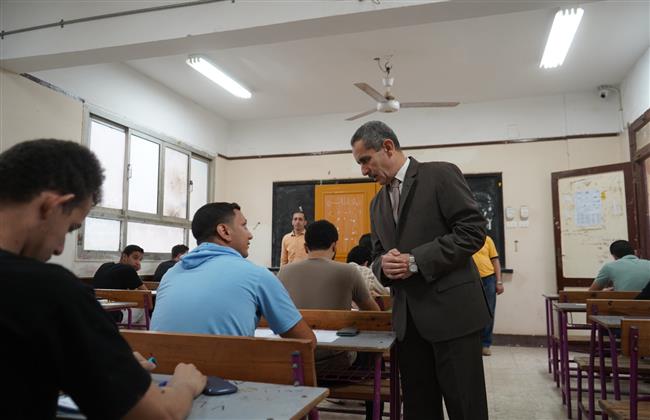 محافظ الغربية يتفقد امتحانات الثانوية العامة بقطور 