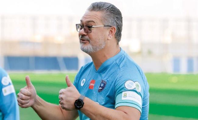 ميكالي يستدعي مدافع المقاولون بديلا للاعب الداخلية المصاب