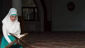   هل يجوز للمرأة قراءة القرآن بملابس غير ساترة للعورة؟ الإفتاء تجيب