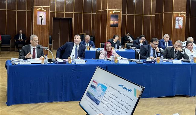 نائب وزير الكهرباء يناقشة مشروع الموازنة التخطيطية للشركة للعام المالى 2022/2023 
