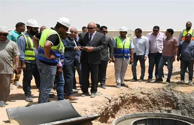 محافظ قنا يتفقد مشروع الصرف الصحي بمدينة الأمل