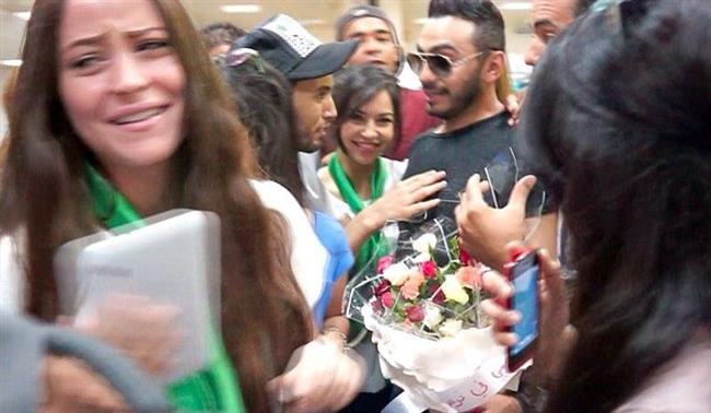 بالزفة الموسيقية والورود .. استقبال حافل للفنان تامر حسني في تونس