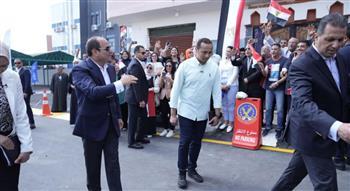 في مشهد جماهيري حاشد.. أهالي قرية الأبعادية بالبحيرة يرحبون بالرئيس السيسي 