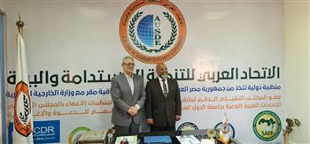   "عبد العزيز" يستقبل سفير الصحة العالمية بمقر الإتحاد
