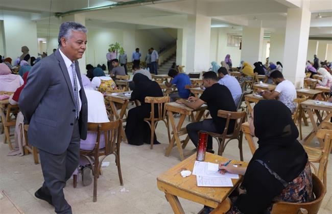«"غرباوي» يتفقد امتحانات كليات جامعة جنوب الوادي