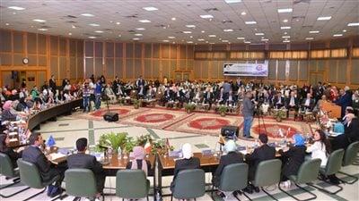 نائب رئيس جامعة أسيوط يشارك في احتفالية للطلاب ذوي الإعاقة لحصولهم على البكالوريوس