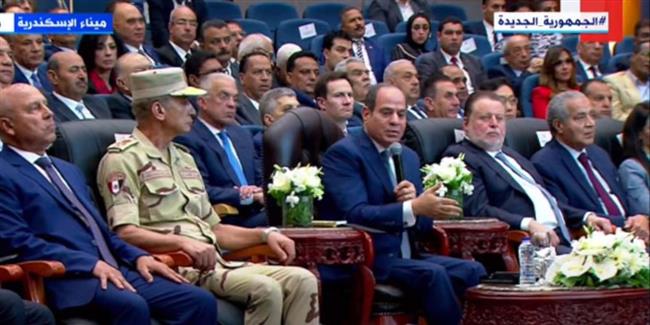 الرئيس السيسي: البلاد لا تُبنى بتوجيه الموظفين.. التشجيع مهم لتحقيق الإنجاز