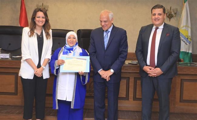 محافظ الجيزة يكرم البطلة أية عبد العليم محمد من ذوى الهمم لحصولها على بطولات رياضية