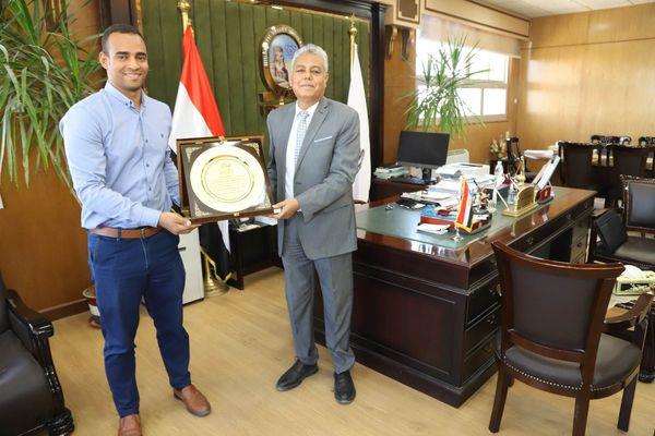مصنع BEDOيكرم رئيس جامعة جنوب الوادي