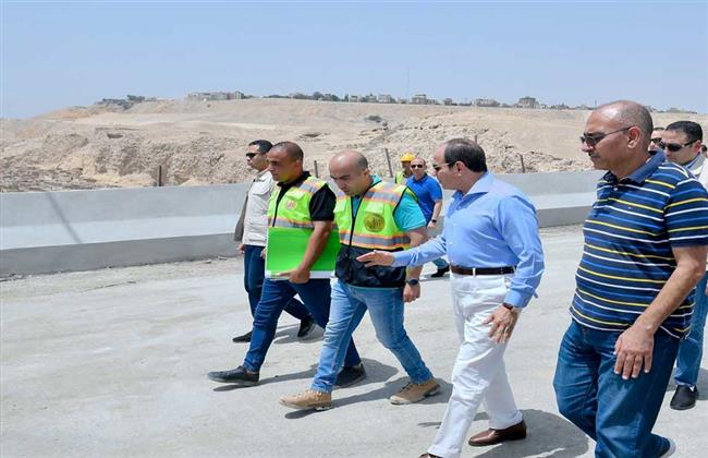 الرئيس السيسي يقوم بجولة تفقدية لأعمال تطوير عدد من الطرق والمحاور بالقاهرة الكبرى