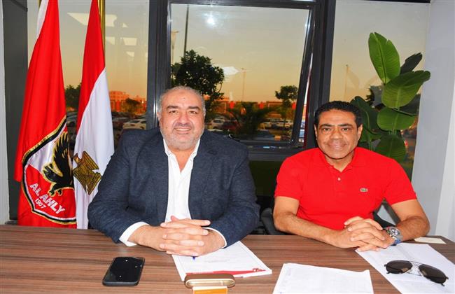 لجنة العضوية تواصل اجتماعاتها بفرع القاهرة الجديدة لاستقبال الراغبين في الانضمام لعضوية الأهلي