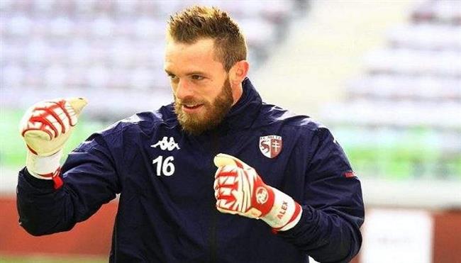 الحارس الجزائري أوكيدجة يعلن اعتزاله اللعب الدولي وانتهاء مسيرته مع منتخب بلاده