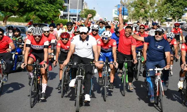 وزير الرياضة يقود ماراثون للدراجات الهوائية بمدينة الشروق 