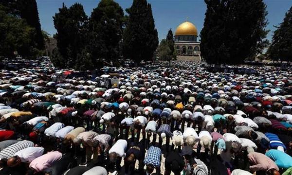 50ألف فلسطيني يؤدون صلاة الجمعة في المسجد الأقصى رغم قيود الاحتلال الإسرائيلي