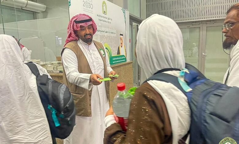 "الشؤون الإسلامية" تواصل استقبال الحجاج في مطار الأمير محمد بن عبدالعزيز