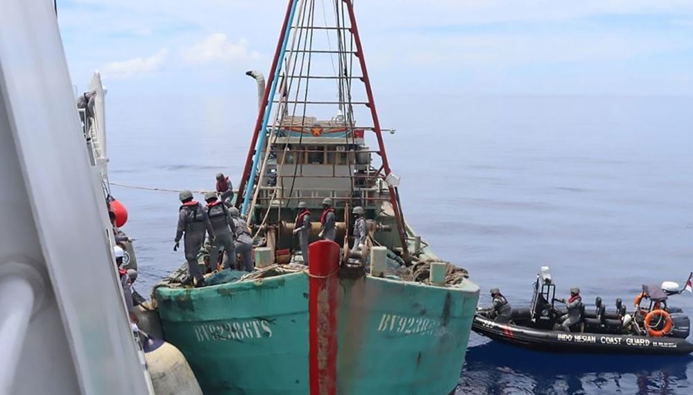 إندونيسيا تحتجز سفينة أخرى ترفع العلم الماليزي بتهمة الصيد غير المشروع