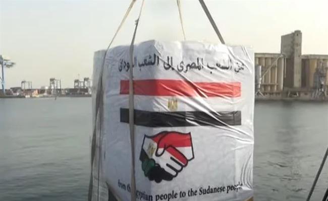 مصر تقدم مئات الأطنان من المساعدات الإغاثية إلى السودان بحرا