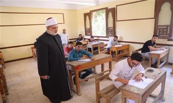   طلاب القسم العلمى بالثانوية الأزهرية يؤدون اليوم امتحان الأحياء