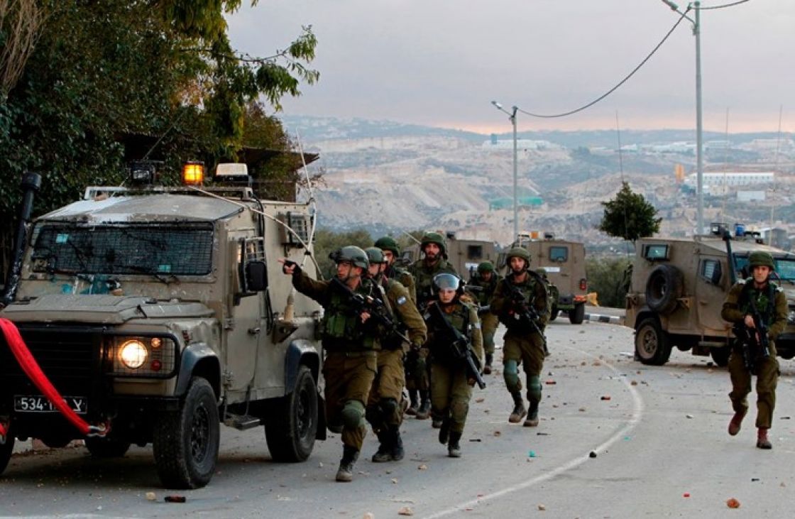 اشتباكات مسلحة عنيفة بين فلسطينيين وقوات الاحتلال على أطراف مخيم جنين
