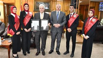 "طلاب من أجل مصر" يرسمون بورتريه لوزير التعليم العالي تقديرا لزيارته لجامعة قناة السويس