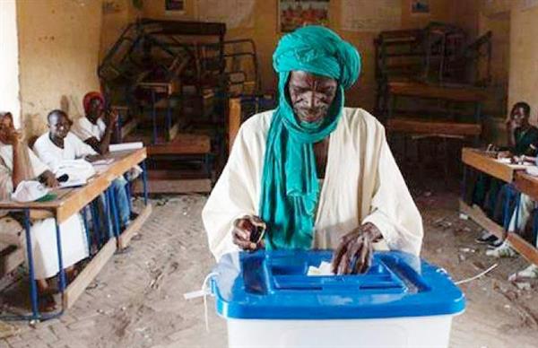 استفتاء حول دستور جديد في مالي.. وتعذر الاقتراع في شمال البلاد ووسطها